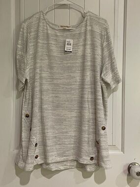 Above and Beyond top size 3X NWT off white with gray accents